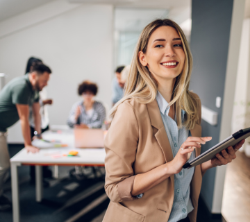 Vrouw met tablet 360x320